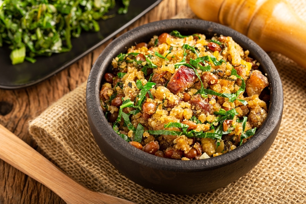 Feijao tropeiro é prato tipico da culinaria mineira