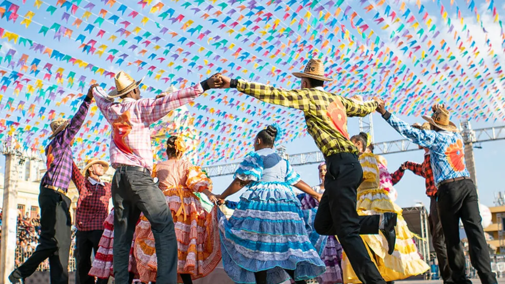 Homenagem a São João, colore o brasil em diversas festas juninas