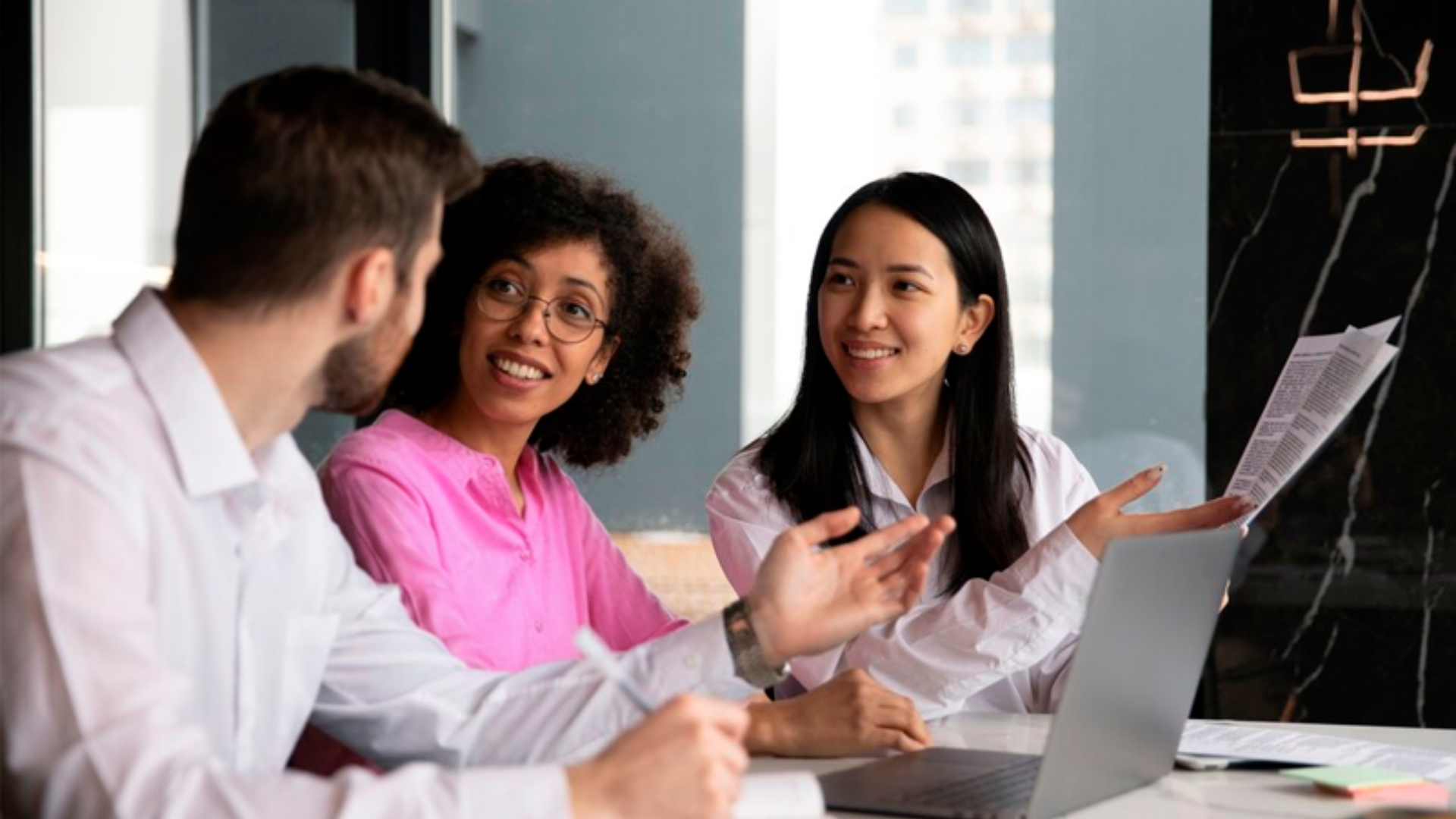 Como organizações com até 300 colaboradores estão investindo no bem-estar e retenção de talentos?