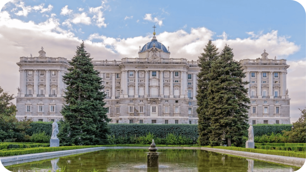 Palácio Real de MadriA imponente residência oficial da família real espanhola, com jardins e salões luxuosos abertos para visitação.