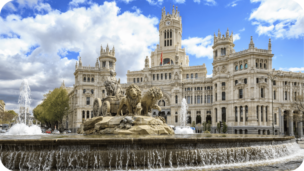 Conhecida por sua fonte com a deusa Cibeles, um dos símbolos de Madrid, e o impressionante edifício do Ayuntamiento