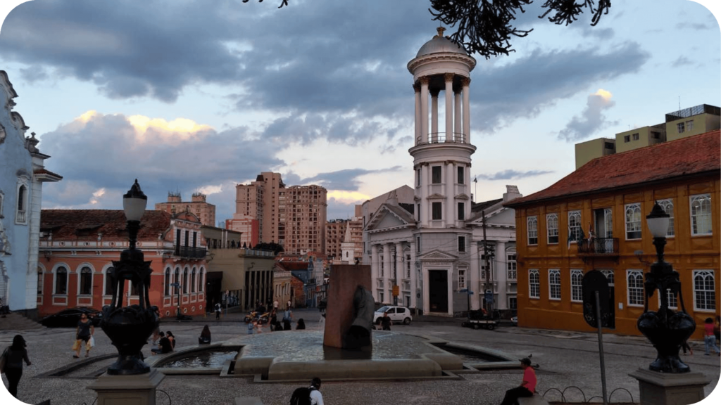 No centro histórico de Curitiba, é repleto de prédios históricos, igrejas e a famosa Feira do Largo, que acontece aos domingos