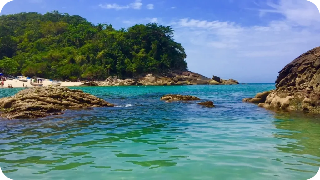 Vilarejo litorâneo com praias de mar azul, costões rochosos e vegetação nativa preservada, famoso por suas trilhas, piscinas naturais e atmosfera rústica e alternativa
