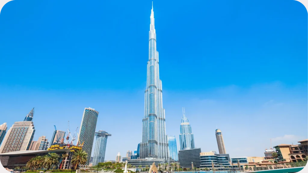 Imagem impressionante do Burj Khalifa, o arranha-céu mais alto do mundo, destacando a grandiosidade arquitetônica de Dubai contra o céu azul