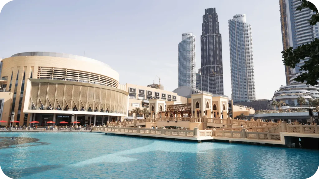 Registro do Dubai Mall, um dos maiores shoppings do mundo, que combina luxo, entretenimento e compras em um espaço de tirar o fôlego
