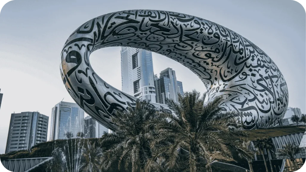 Imagem do Museu do Futuro, com sua arquitetura futurista e formato oval icônico, símbolo da inovação e visão tecnológica de Dubai