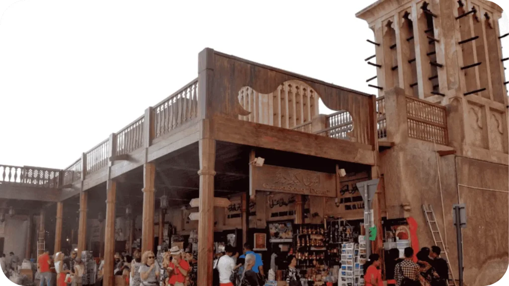 Imagem do Dubai Spice Souk, mercado de especiarias de Dubai com cores intensas e aromas típicos do Oriente Médio