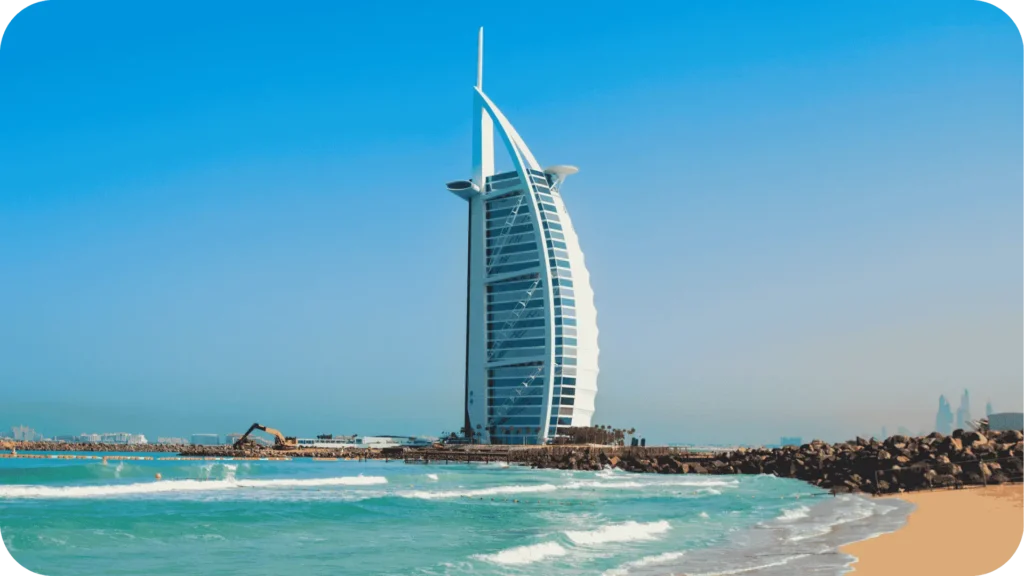 Foto do Burj Al Arab, hotel de luxo em Dubai com design em forma de vela e vista para o mar