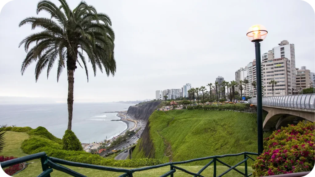 Imagem lateral da orla de Miraflores em Lima