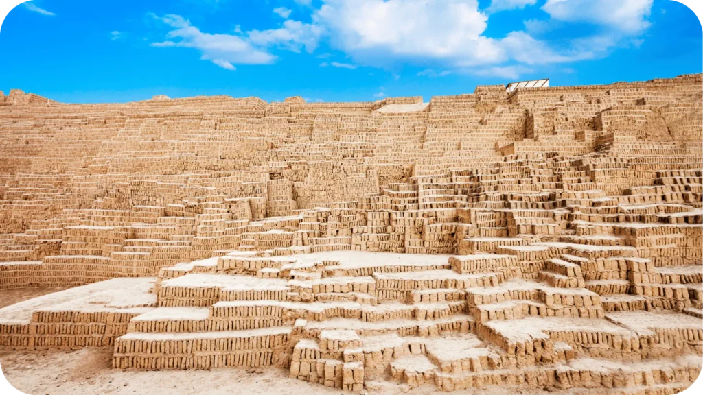Imagem do sítio arqueológico de Huaca Pucllana no centro da cidade de Lima no Peru