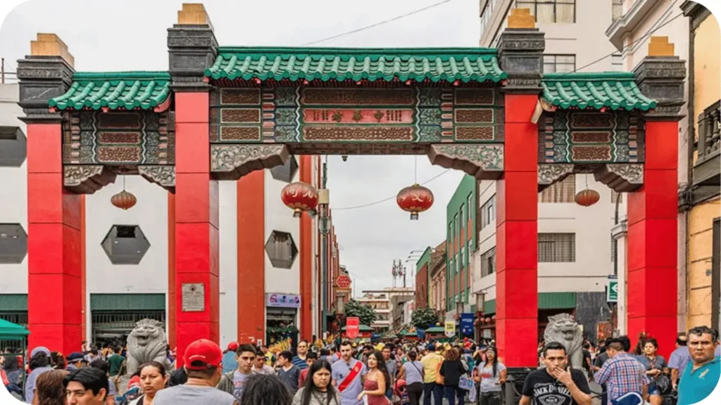 Imagem da entrada do bairro chinês em Lima