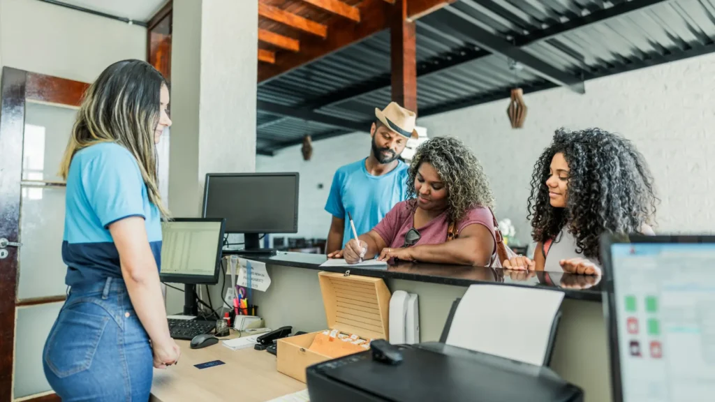 Entenda o que muda nas regras de check-in e check-out, como funciona a diária de 24h e o impacto para hóspedes e empresas.