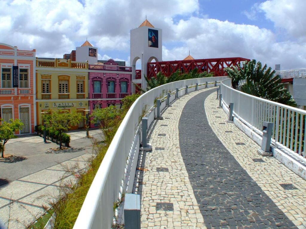 passarela de pedra com casarões coloridos do centro cultural dragão do mar em fortaleza no nordeste.