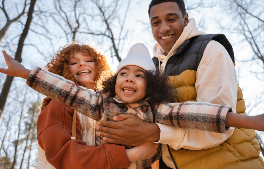 Família jovem curtindo viagens