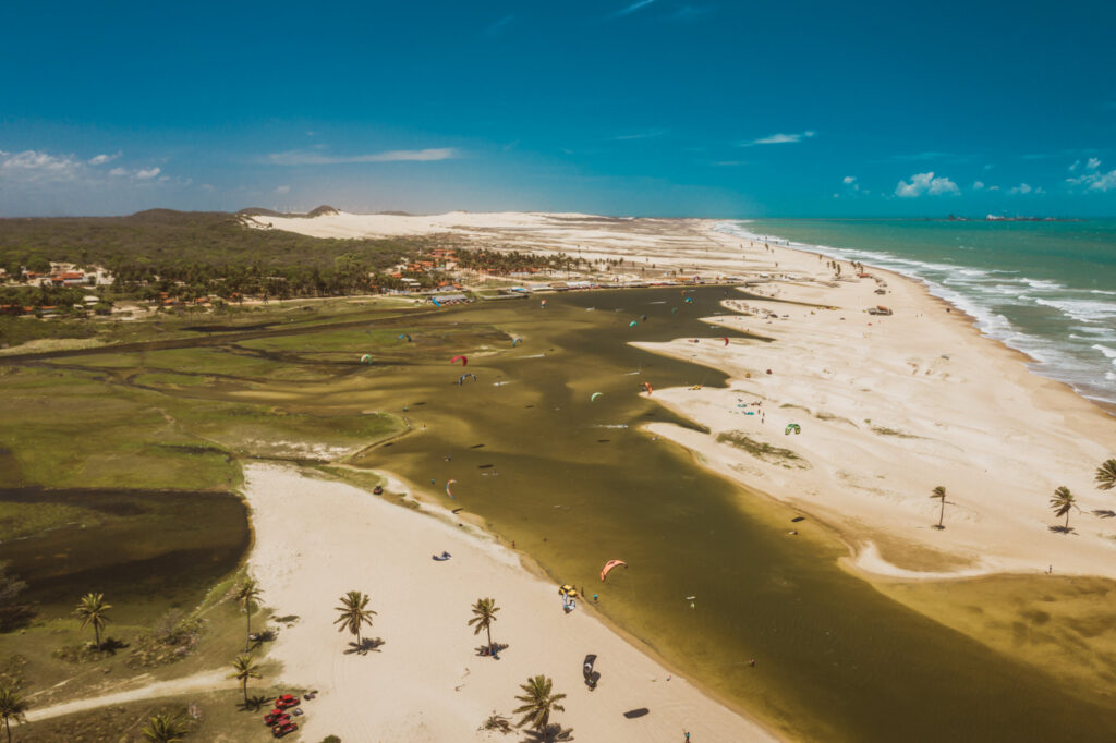 Foto de alto ângulo da lagoa de kitesurt de Cauipe, perto de Cumbuco e Fortaleza