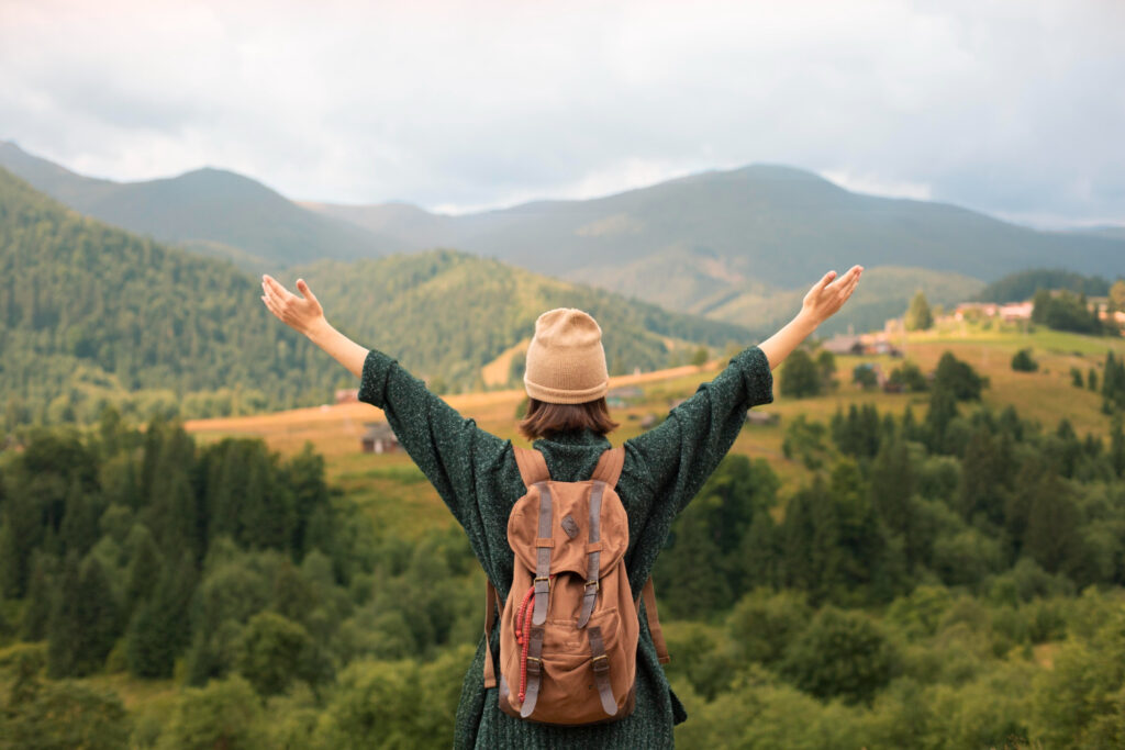 colaborador desfrutando do vale-viagem em uma trilha na europa