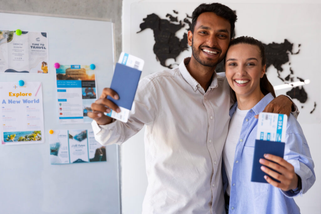 colaboradores felizes com seus tickets de viagem