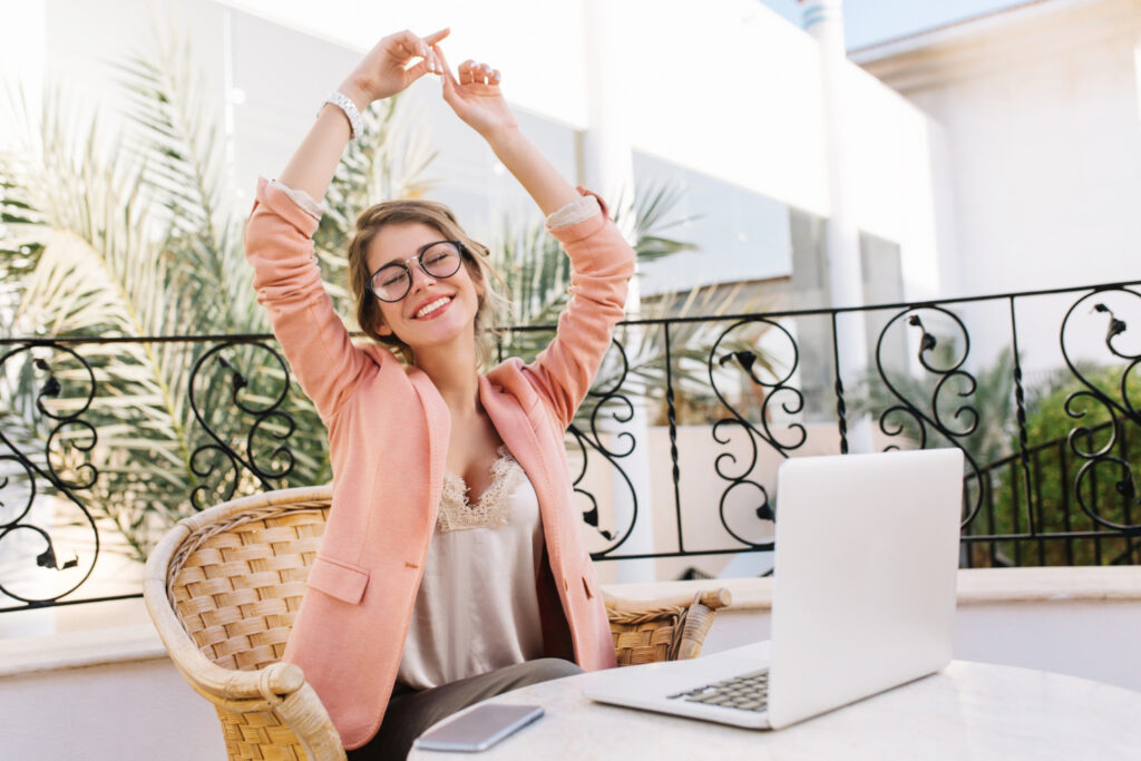 colaboradora feliz com seu cashback da viagem a lazer